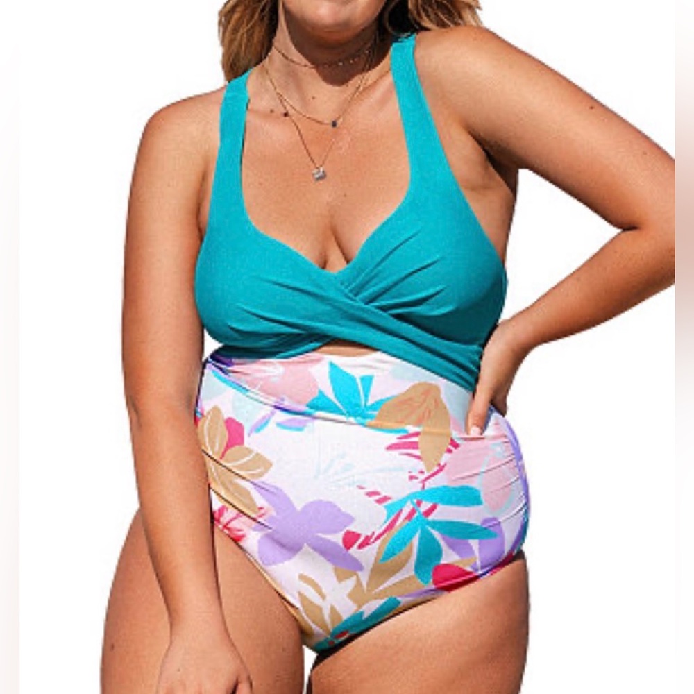 NWT Cupshe Floral Molded Twist Front Tummy Control Plus Size One Piece Swimsuit
